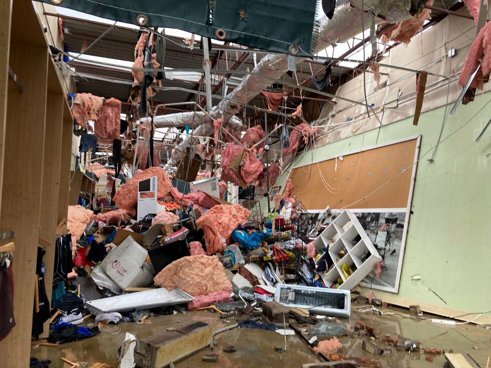 Daños en una tienda debido a un tornado que azotó Little Rock, Arkansas, este viernes . (AP...