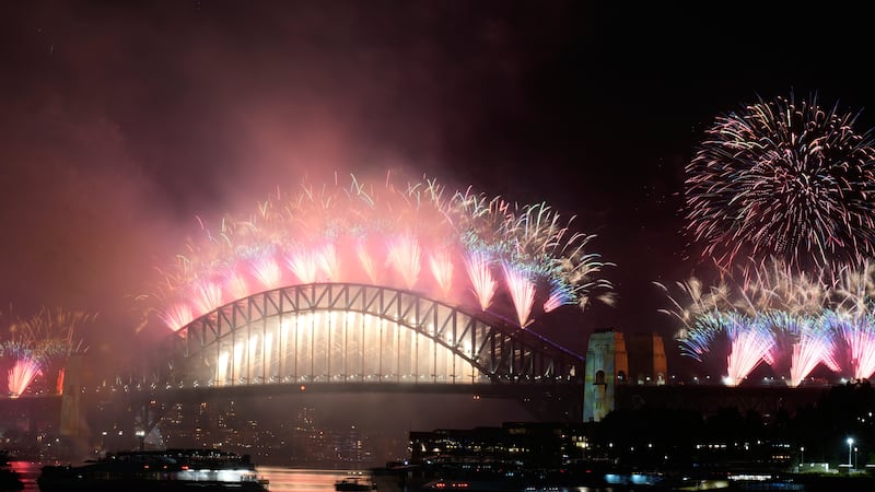 Fuegos artificiales, lanzados desde el puente del Puerto de Sydney durante la celebración del...