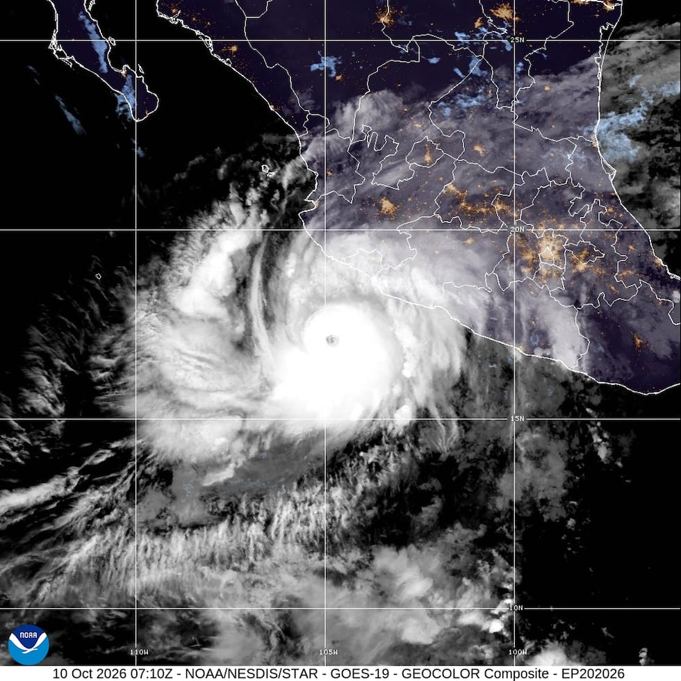 Esta imagen satelital, distribuida por la Oficina Nacional de Administración Oceánica y...
