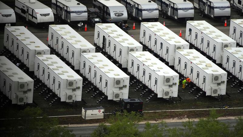 Vista de remolques mientras avanzan los trabajos en un nuevo centro de detención de migrantes...