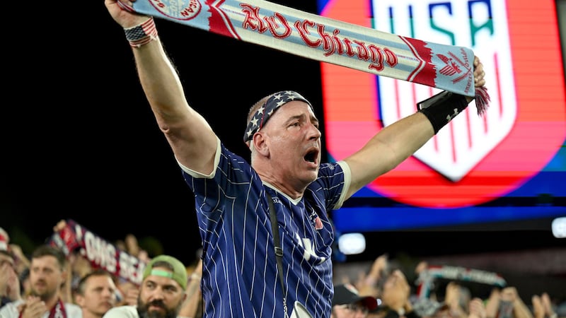 Un hincha de Estados Unidos alienta a la selección tras un partido amistoso contra Uruguay, el...