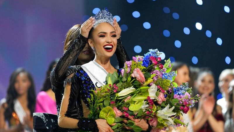 Miss USA R'Bonney Gabriel reacciona al ser coronada Miss Universo urante la ronda final de la...