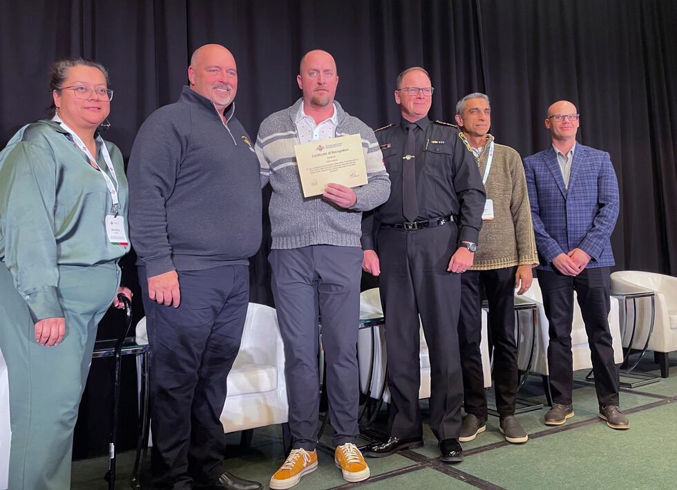 Pete Carlson (tercero desde la izquierda), quien iba a bordo del avión de Delta Air Lines que...