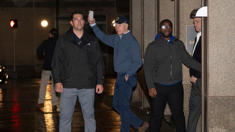 Auto impacta vehículo de caravana de Biden en Delaware