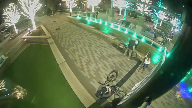 Arrestan a un hombre que empujó a dos menores en bicicletas en Sandy Springs