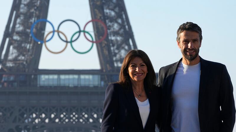 La alcaldesa de París, Anne Hidalgo, y el responsable del comité organizador de los Juegos...