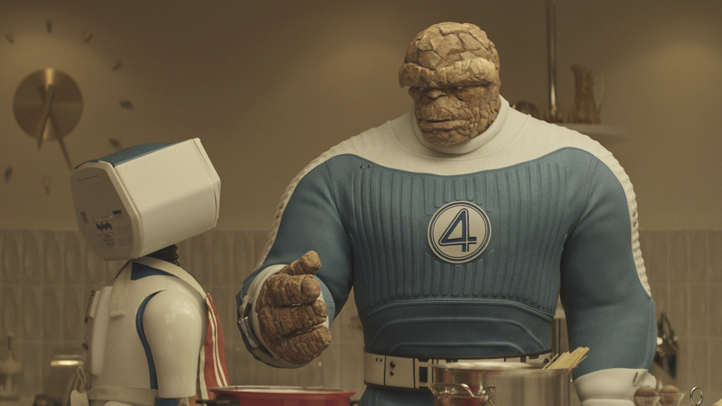 Esta imagen publicada por Disney muestra a H.E.R.B.I.E, a la izquierda, y La Cosa,...