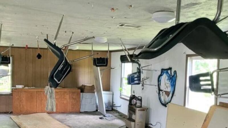 Las autoridades indicaron que también había grafitis por toda la iglesia.