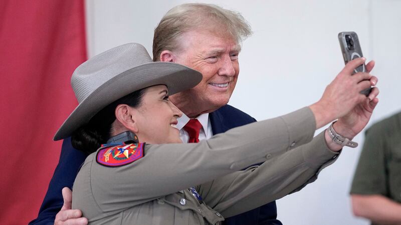 El candidato presidencial republicano y expresidente Donald Trump posa para una fotografía con...