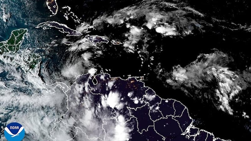 Esta imagen satelital proporcionada por la Oficina Nacional de Administración
Oceánica y...