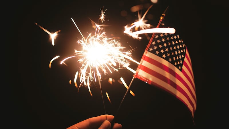 Desde celebraciones en pequeños pueblos hasta espectáculos de fuegos artificiales masivos,...