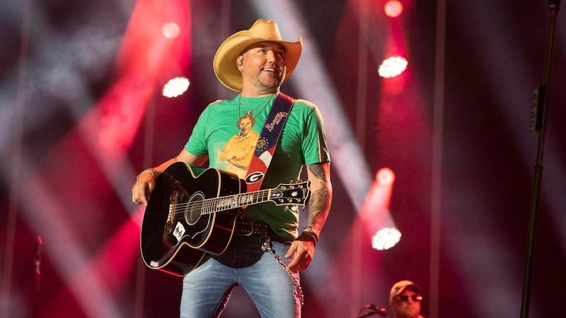El nuevo video del cantante de música country Jason Aldean, "Try That In A Small Town", ha...