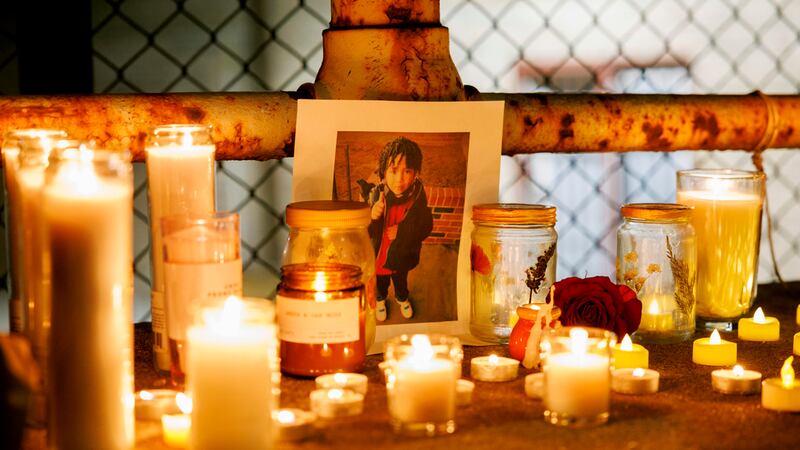 ARCHIVO - Esta fotografía del miércoles 20 de diciembre de 2023 muestra un homenaje con velas...