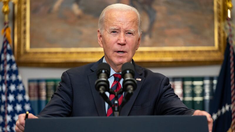 ARCHIVO - El presidente Joe Biden habla en la Sala Roosevelt de la Casa Blanca, el 4 de...
