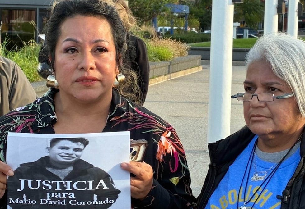 Karla Barberi (izq) y Gema Lowe exigen justicia por la muerte del inmigrante Mario David...