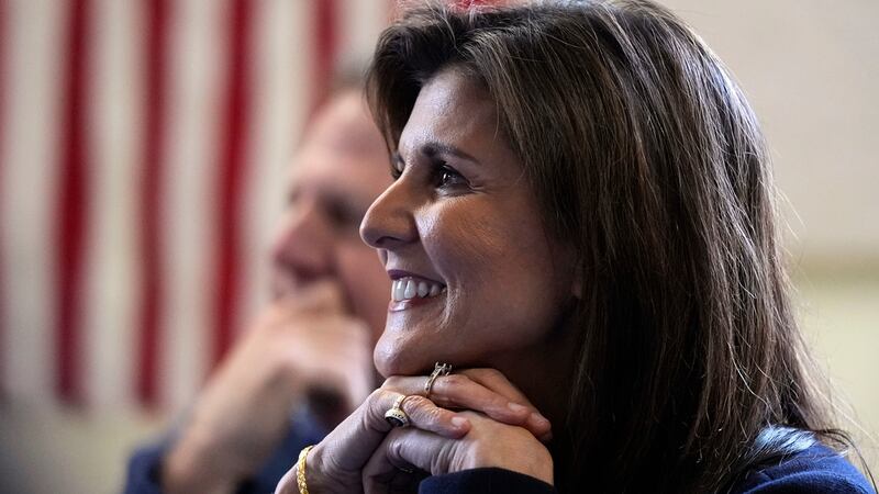 La aspirante a la candidatura presidencial republicana Nikki Haley escucha a los estudiantes...