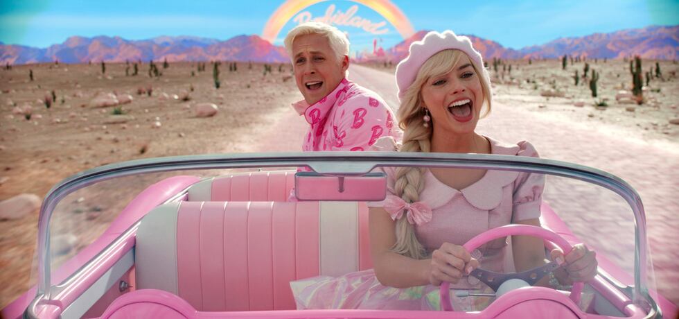 Ryan Gosling, izquierda, y Margot Robbie en una escena de "Barbie" en una imagen proporcionada...