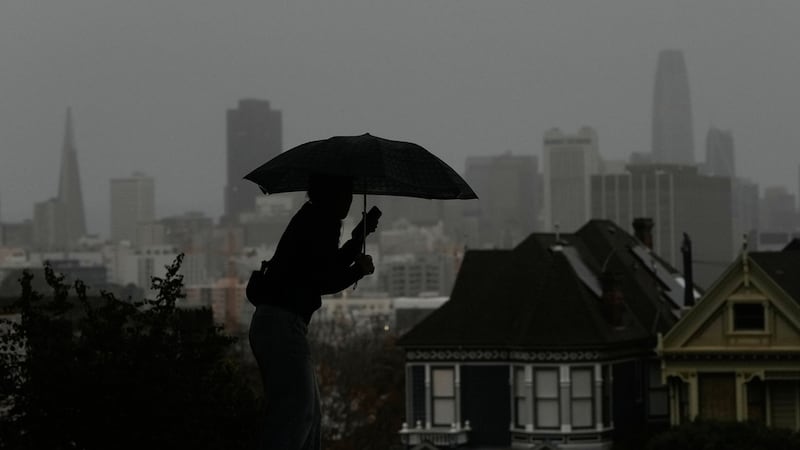 Una persona con un paraguas en medio de la lluvia en San Francisco el 23 de diciembre del...