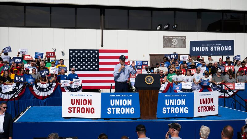 El presidente Joe Biden da un discurso por el Día del Trabajo en el Local 19 de Sheet Metal...