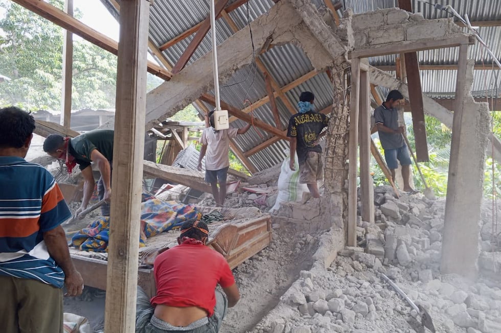 Varias personas retiran escombros de una casa destruida por un terremoto, el sábado 15 de...