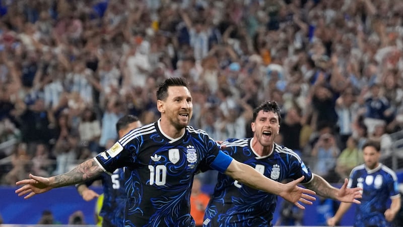 Lionel Messi celebra tras anotar el tercer gol de Argentina en la victoria 3-1 ante Jordania...