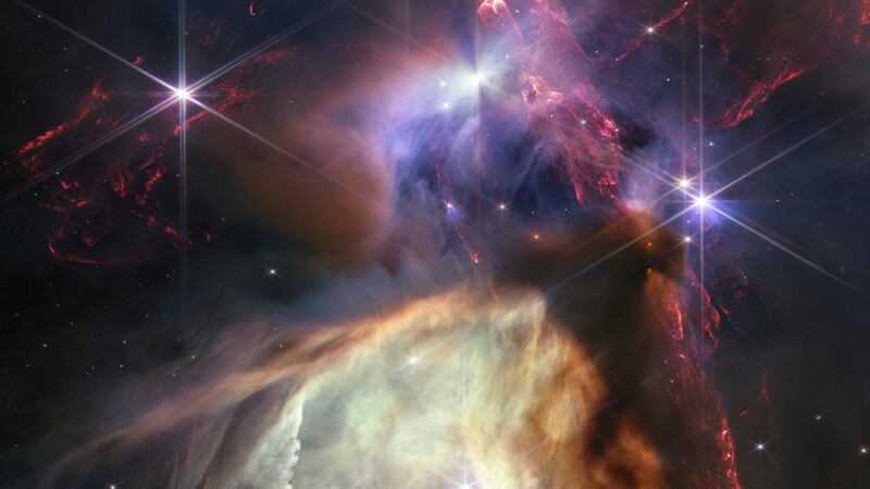 Esta imagen proporcionada por la NASA en julio de 2023 muestra la nube de Rho Ophiuchi, la...