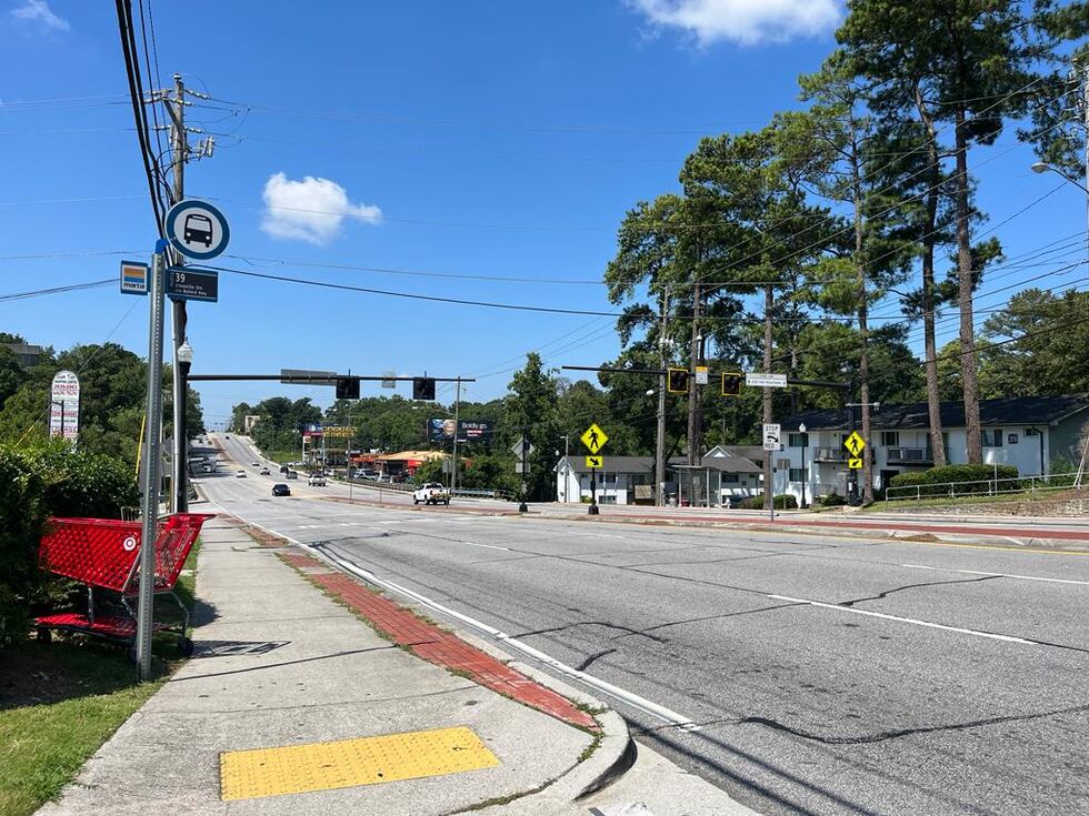 Abren fuego en la Buford Highway, varios negocios impactados por las balas