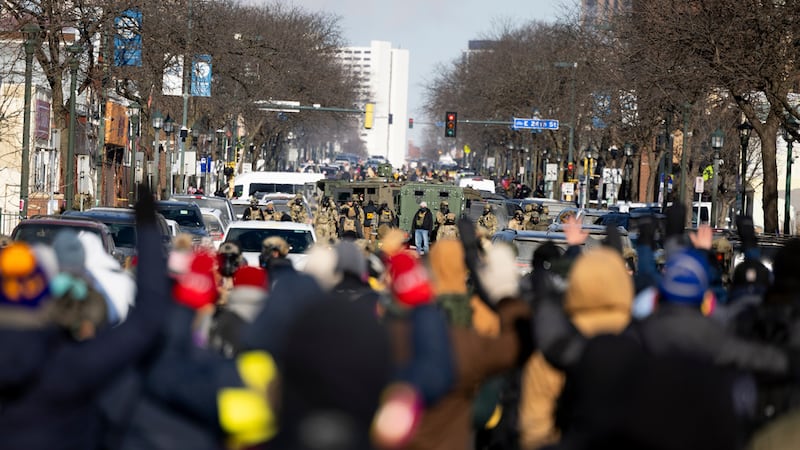 Manifestantes avanzan con las manos en alto hacia los agentes federales cerca del lugar en...