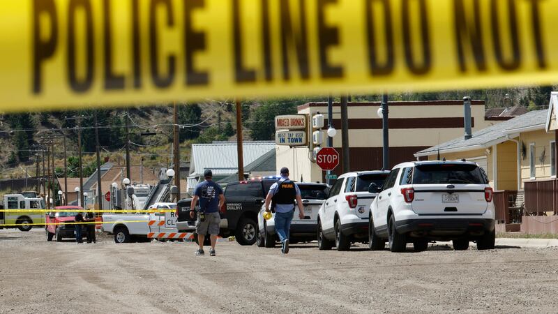 Policías y otros miembros de personal de emergencia tras un tiroteo registrado en Anaconda,...