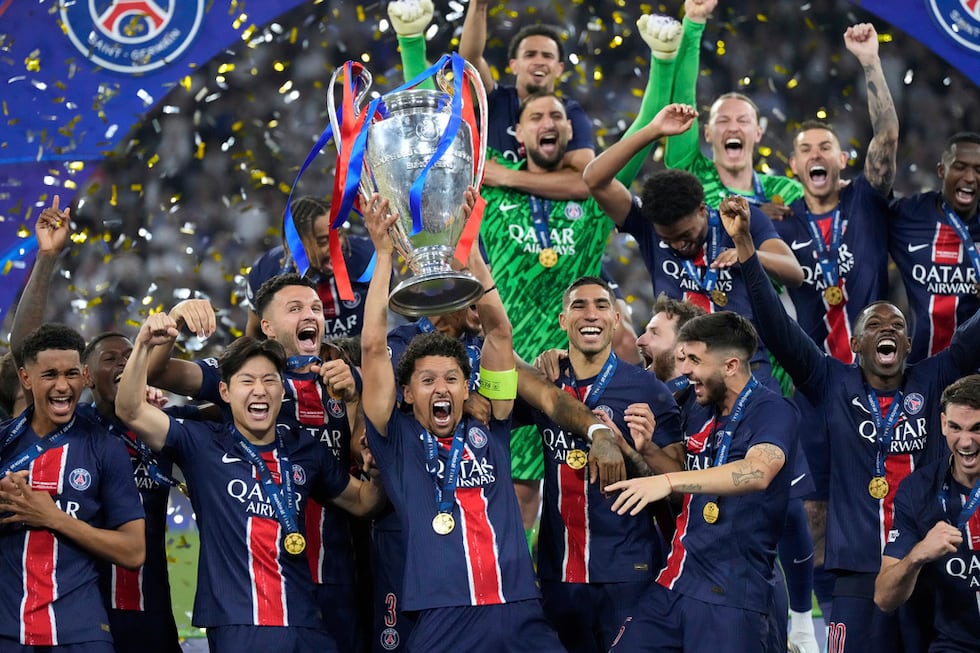 ARCHIVO - Los jugadores de Paris Saint-Germain celebran la victoria ante el Inter de Milán en...