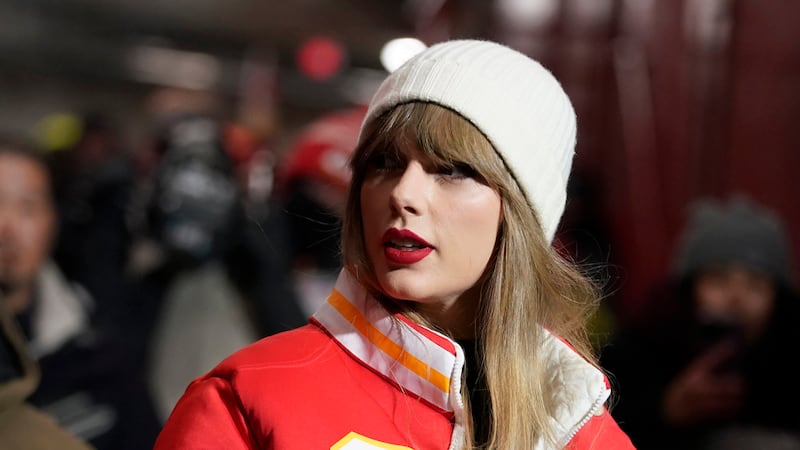 ARCHIVO - Taylor Swift llega antes de un partido de postemporada de la NFL entre los Chiefs de...