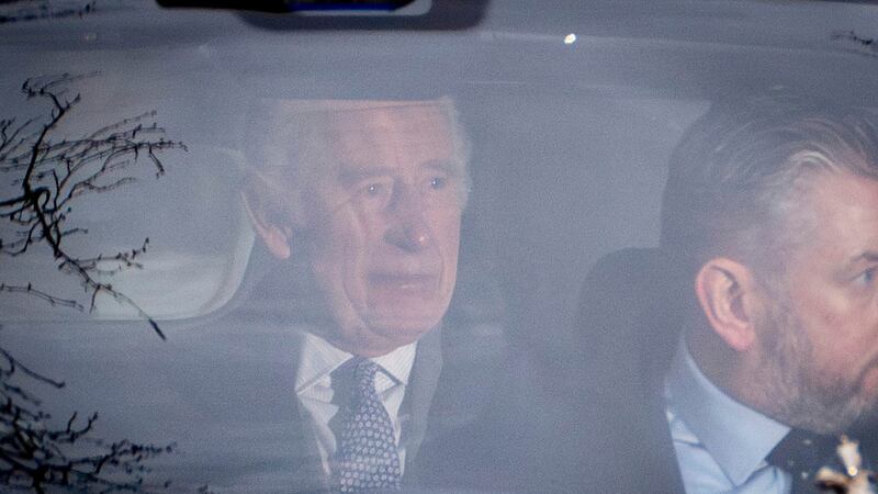 El rey Carlos III abandona la residencia Clarence House, en Londres, el martes 6 de febrero de...