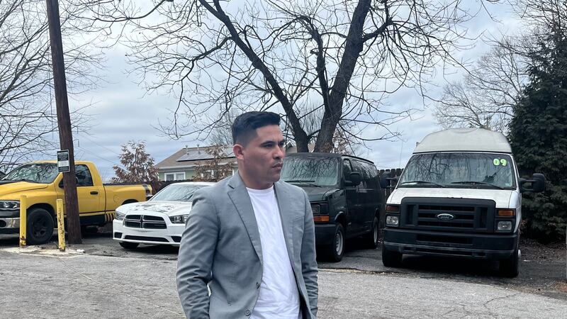 Luis Ortiz, ministro de la Iglesia Fuente de Vida, dijo que los oficiales de ICE detuvieron a...