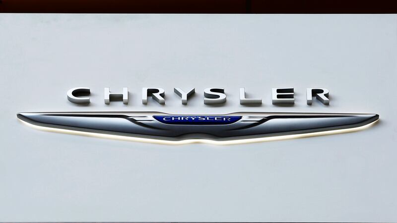 El logo de Chrysler en una feria automovilística en Pittsburgh el 8 de junio del 2024. (Foto...