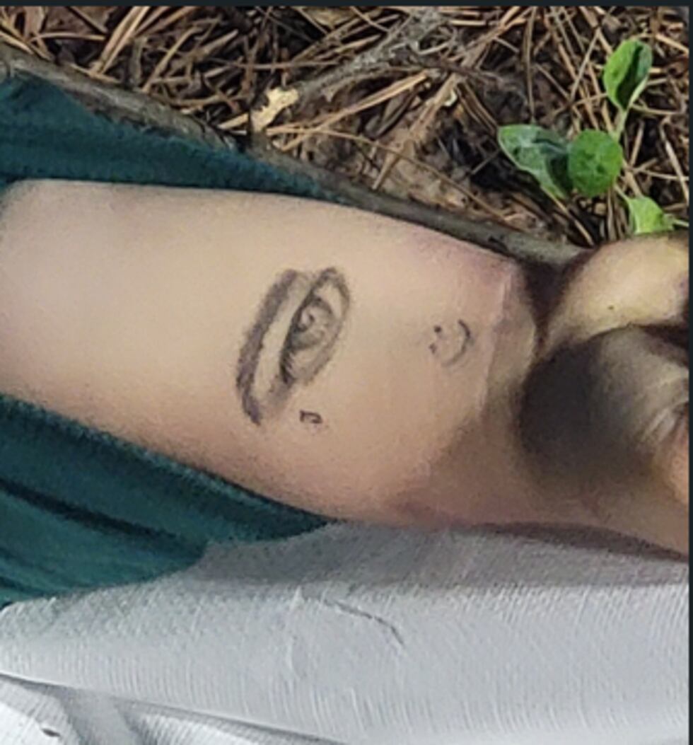 La víctima tiene un tatuaje de un ojo en la muñeca derecha.