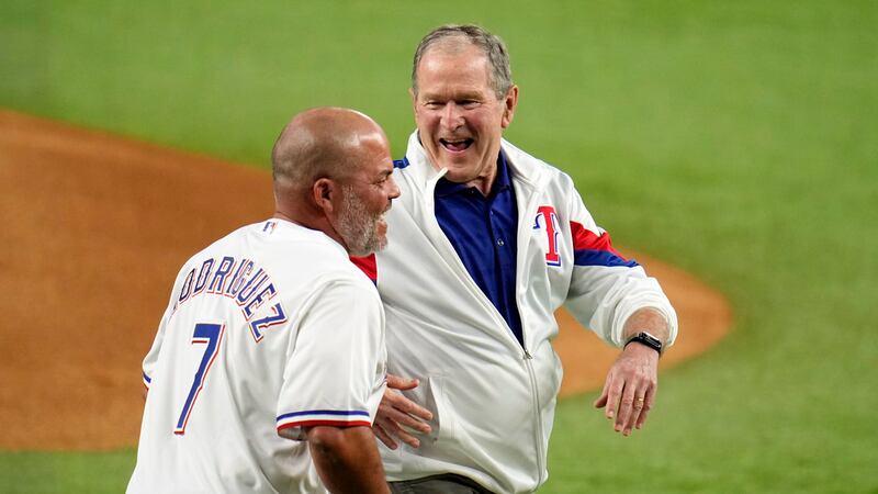 El expresidente estadounidense George W. Bush ríe con el expelotero puertorriqueño Iván...