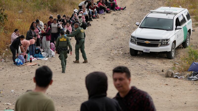 Agentes de la Patrulla Fronteriza hablan con mujeres migrantes antes de llevarlas a una...