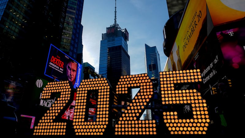 ARCHIVO - La fecha 2025 se muestra en Times Square, el miércoles 18 de diciembre de 2024, en...