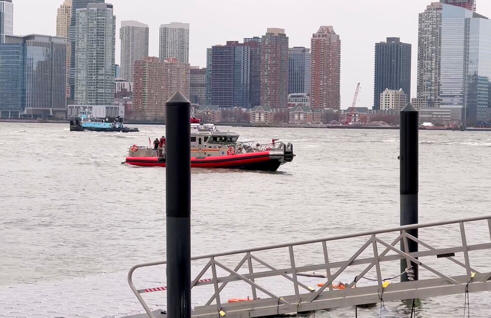 Equipos de emergencia de los bomberos de Nueva York se encuentran en la zona del río Hudson...