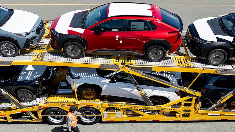Autos se encuentran en una nodriza en una instalación de almacenaje vehicular en el Puerto de...