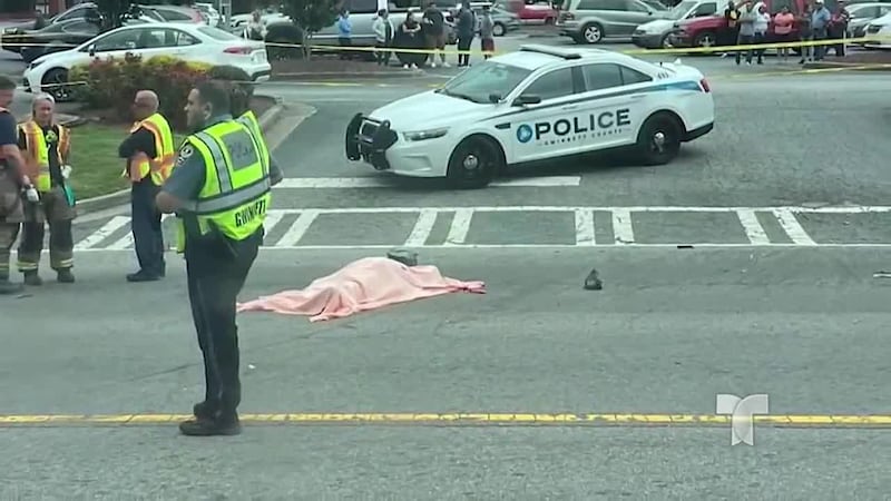 El conductor de un taxi colisionó contra la moto, y el impacto del vehículo le habría causado...