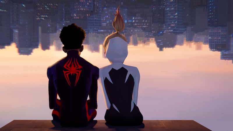 En esta imagen proporcionada por Sony Pictures Animation, Miles Morales como Spider-Man, con...