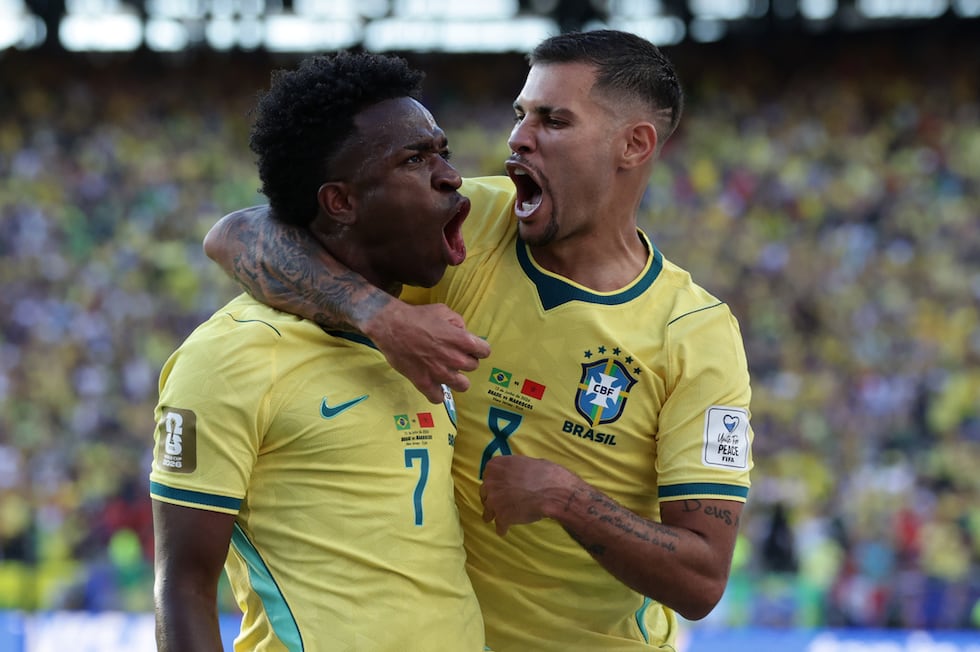Vinícius Júnior (7) celebra con Bruno Guimaraes (8) tras marcar el gol de Brasil en el empate...