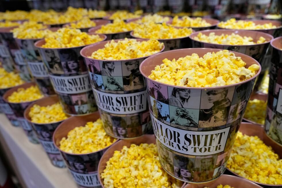 Palomitas en cubetas especiales de la película "Taylor Swift: The Eras Tour" previo al estreno...