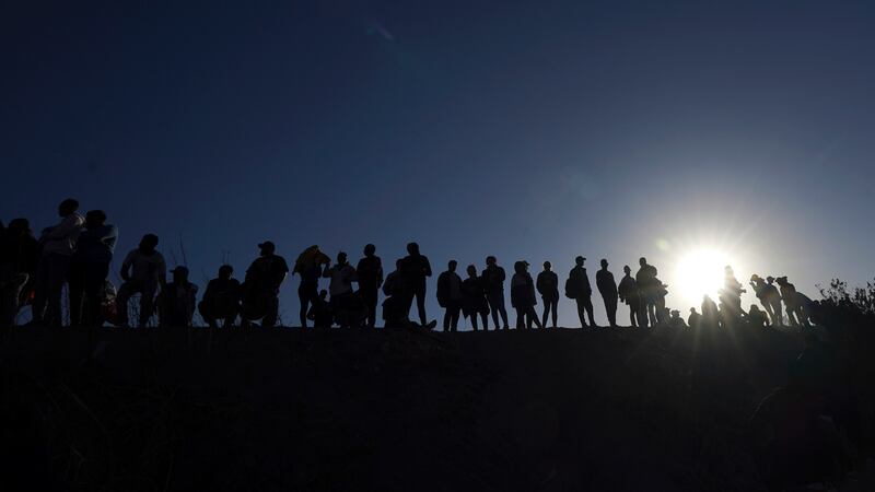 Migrantes en el lado mexicano de la frontera EEUU-México, a orillas del Río Bravo, en Ciudad...