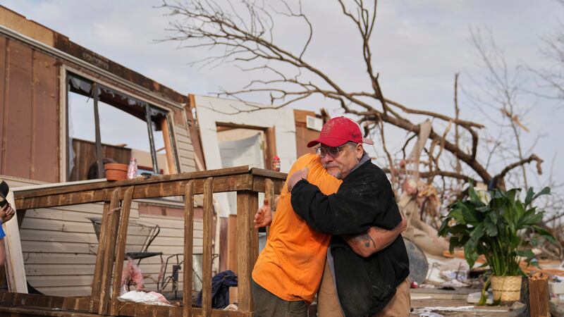 Tim Scott, a la derecha, recibe un abrazo de su amigo Jorden Harris ante la casa de Scott,...
