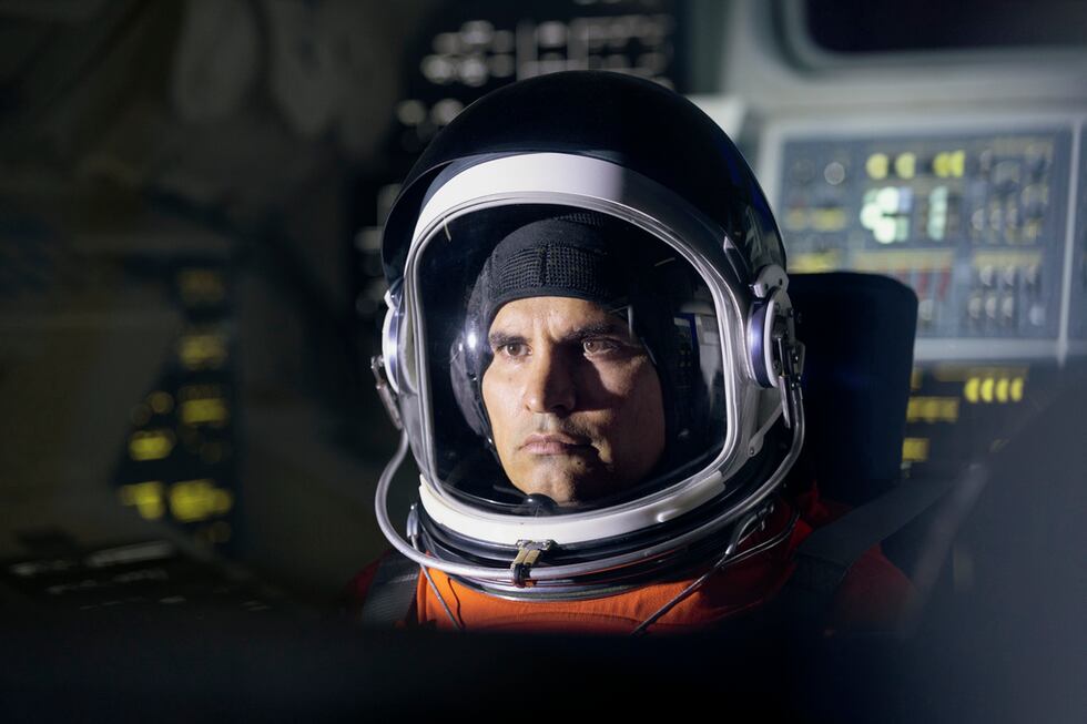 En esta imagen proporcionada por Prime, Michael Peña en una escena de "A Million Miles Away"....