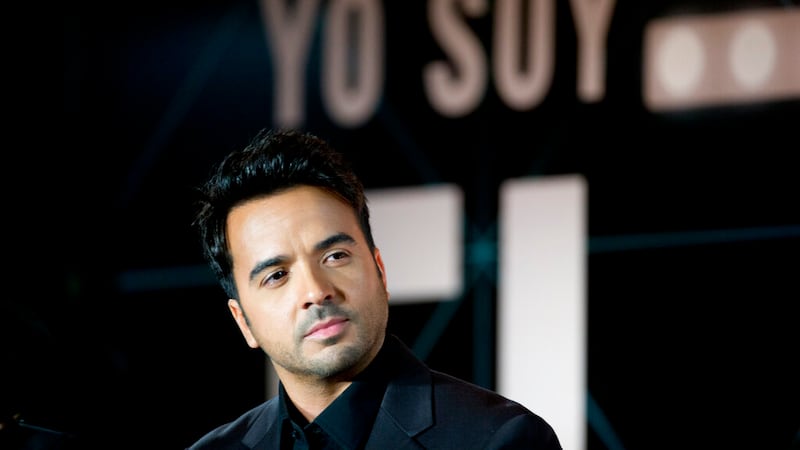 Luis fonsi pasa la página