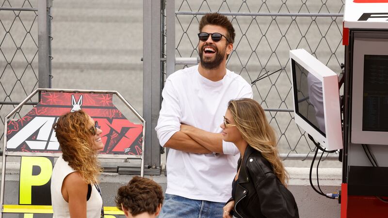 La ex estrella del fútbol barcelonés Gerard Piqué y su novia Clara Chia Martí se paran en...