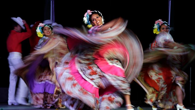 En esta foto de archivo del 5 de mayo de 2015, bailarines de Jalisco, México, actúan durante...